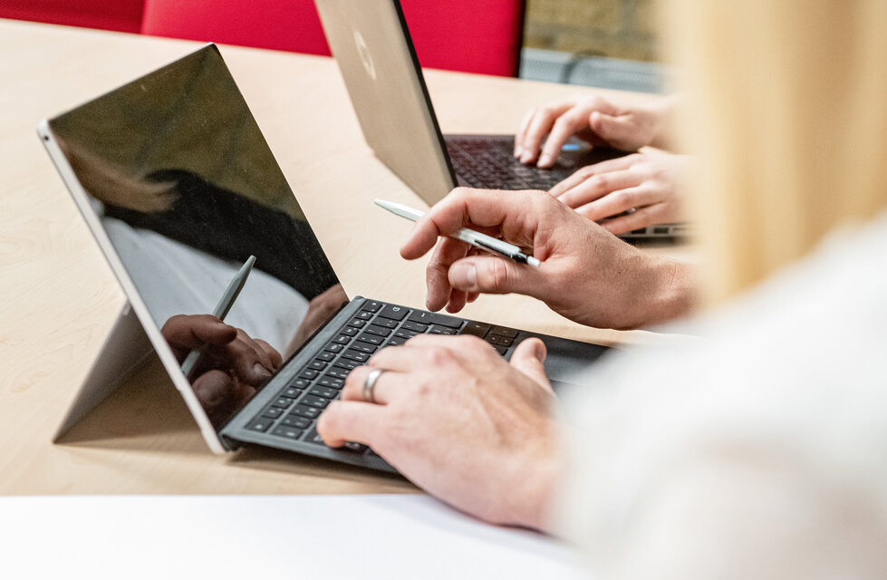 Mit gezücktem Stift alles mal durchrechnen: Lohnt sich der Firmenkauf? Seriöse Bewertung ist gefragt.